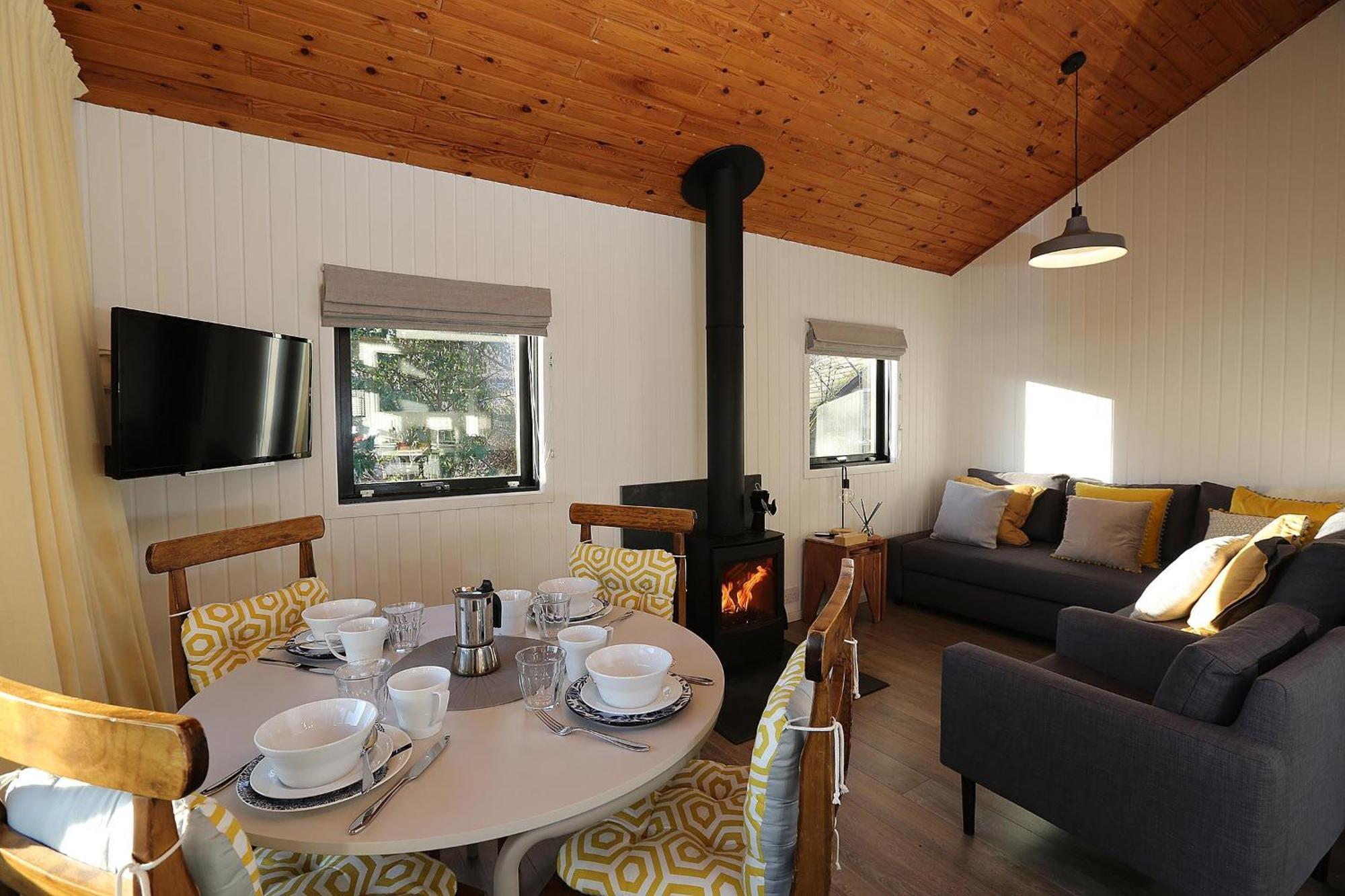 Cosy Modern Nordic W/ Loch View & Log Burner Holiday home
