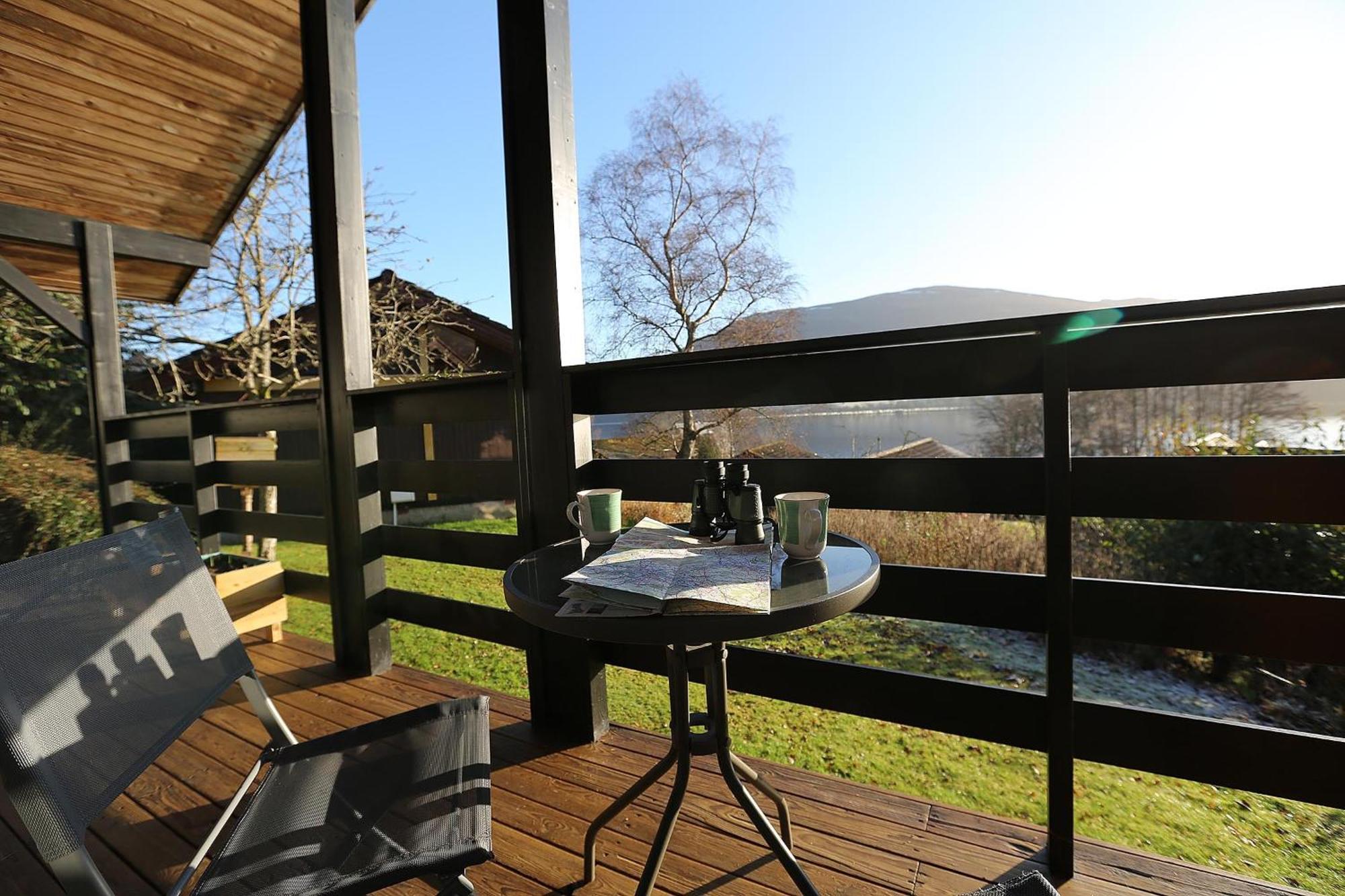 Cosy Modern Nordic W/ Loch View & Log Burner Holiday home *